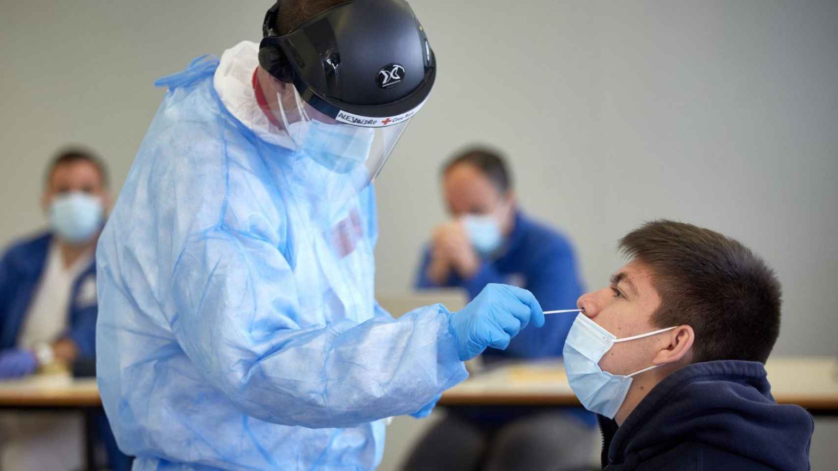 Un profesional sanitario realiza una prueba diagnóstica / EFE