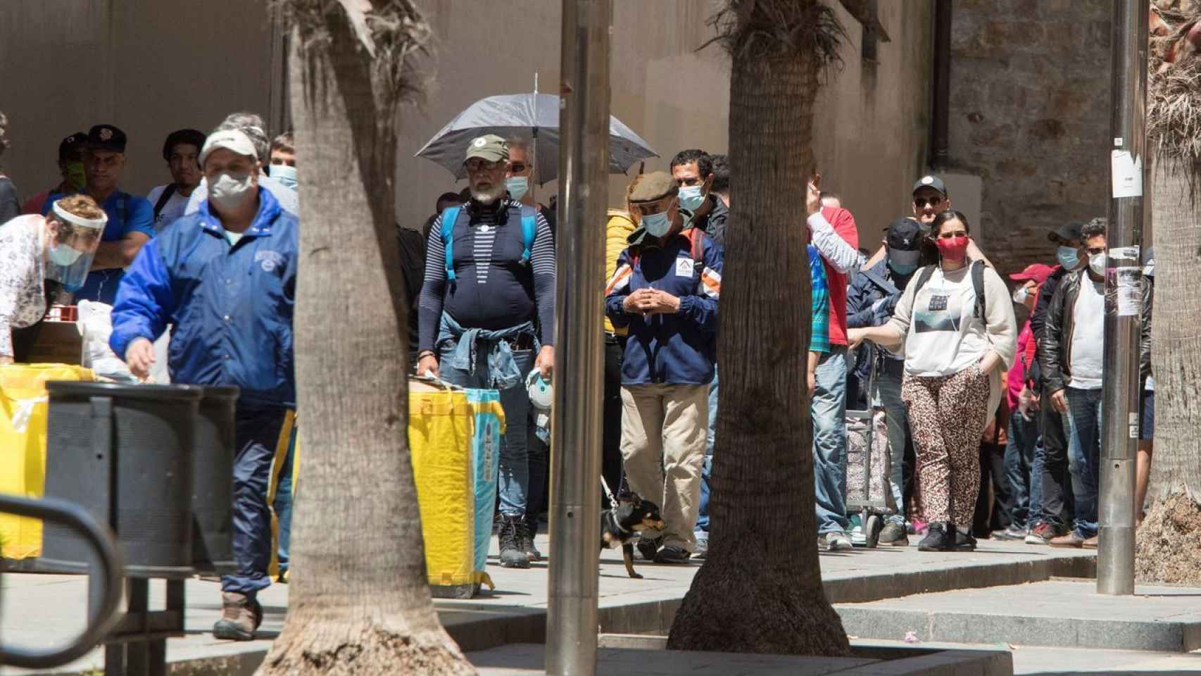 Colas en el exterior de un comedor social en el Raval / EFE - Marta Pérez