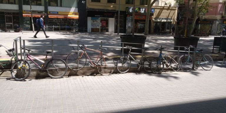 Bicicletas estacionadas en una barandilla de la ronda de Sant Antoni / METRÓPOLI - JORDI SUBIRANA