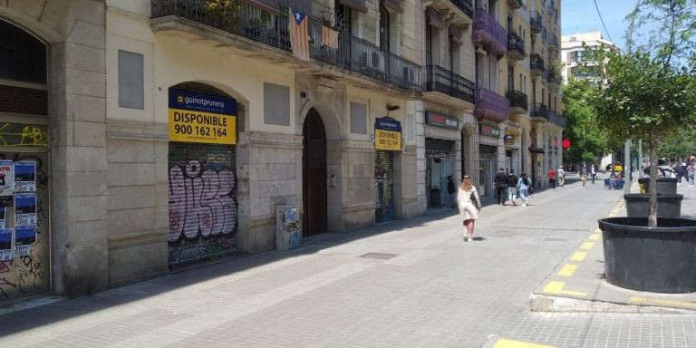 Un comercio cerrado en la ronda de Sant Antoni / METRÓPOLI - JORDI SUBIRANA