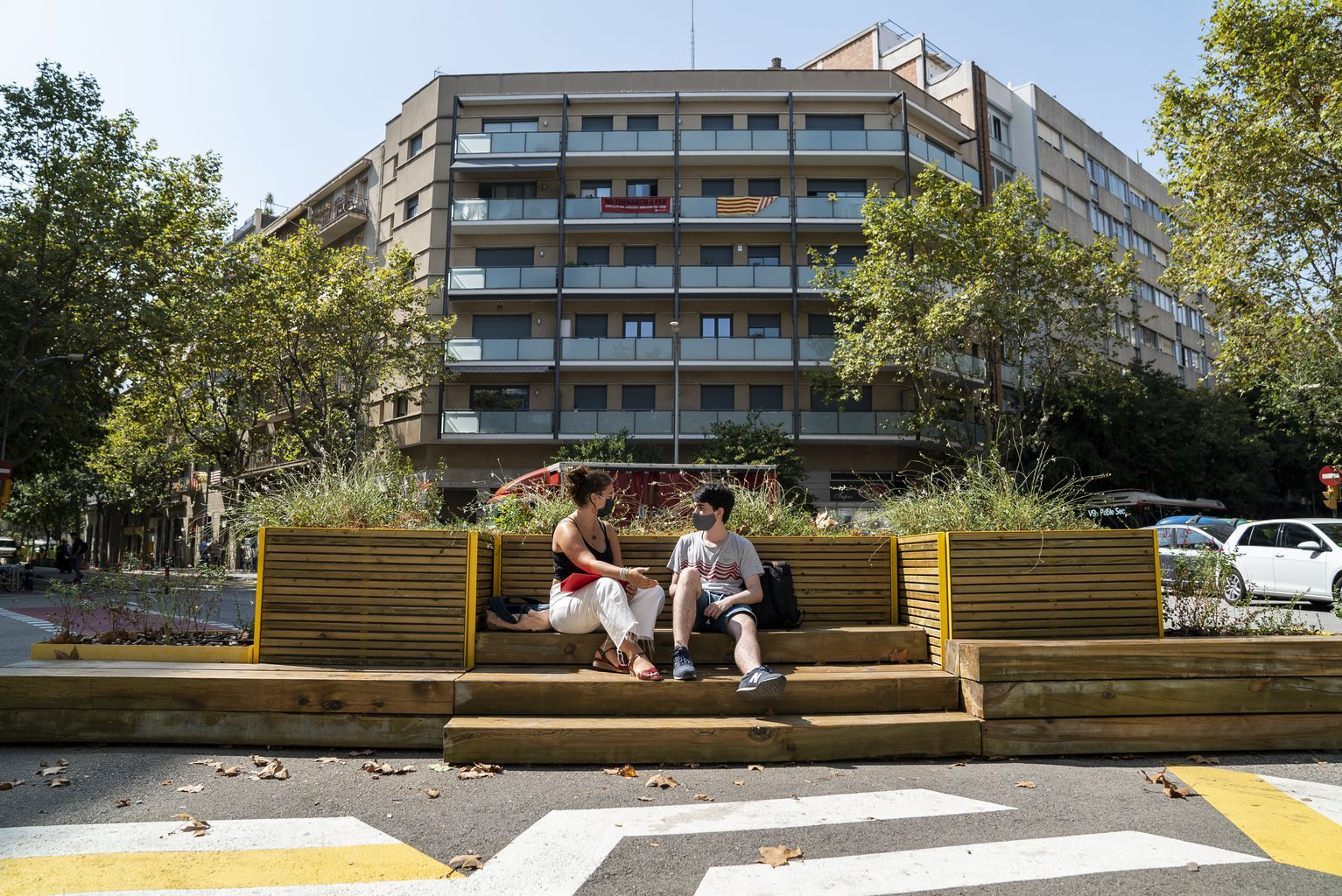 Mobiliario urbano en una confluencia pacificada / AJ BCN