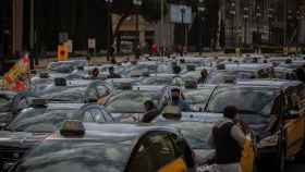 Fila de taxistas que participaron en una marcha lenta en Barcelona / EUROPA PRESS - David Zorrakino