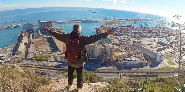 'El Niño Lobo' contempla las vistas desde su chabola / ELISEO LÓPEZ