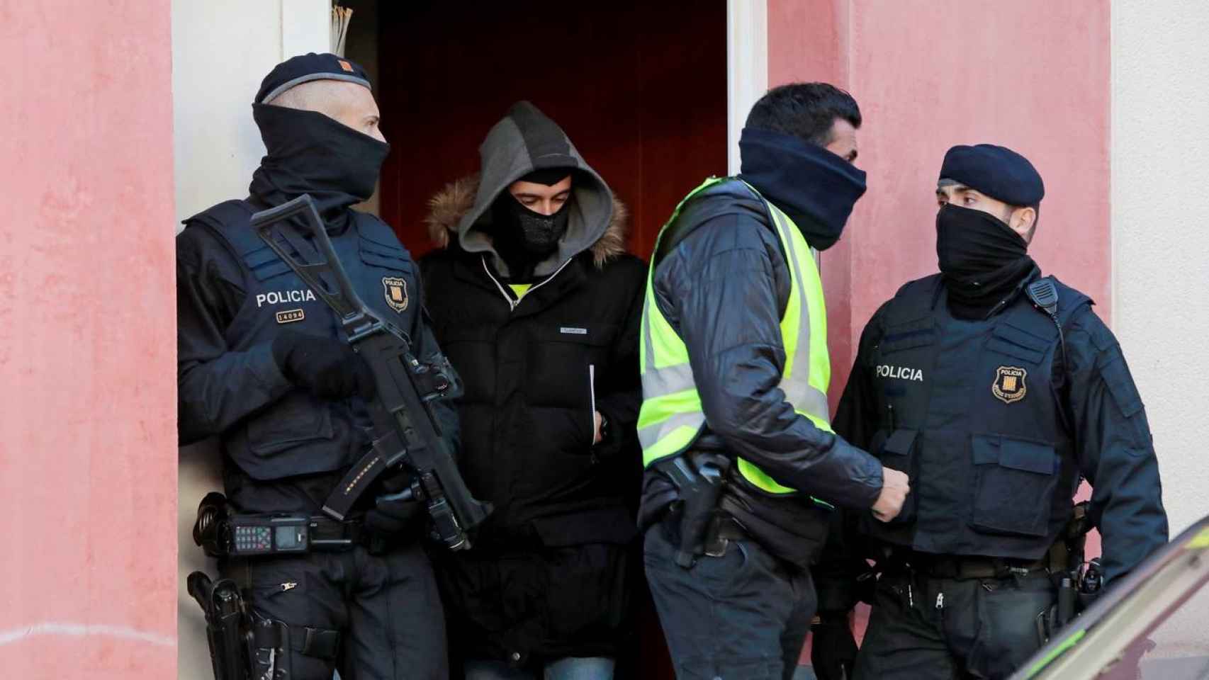 Mossos d'Esquadra durante una operación contra el terrorismo a finales de 2017 / EFE