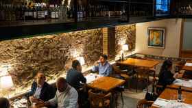 Varios clientes, a la hora de la comidad, restaurante El Boliche del Gordo Cabrera / PABLO MIRANZO (MA)