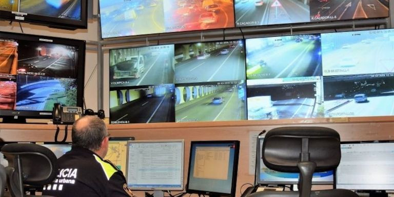 Un guardia urbano, en el centro de emergencias de Barcelona 