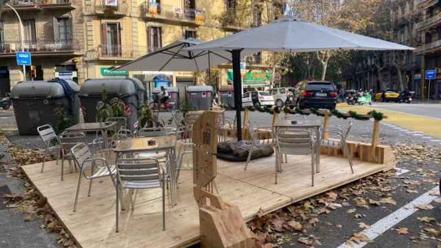 Barcelona prueba una tarima de madera destinada a terrazas en la calzada / AJ BCN