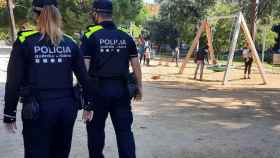 Dos agentes de la Guardia Urbana en una imagen de archivo / TWITTER