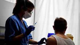 Una sanitaria administra una vacuna / EFE