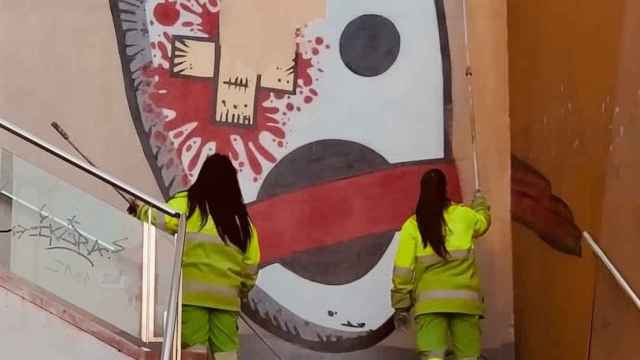 Operarios de limpieza del Ayuntamiento retiran el mural de la Kasa de la Muntanya / REDES SOCIALES