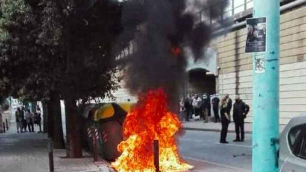 Unos contenedores ardiendo en Badalona / REDES SOCIALES