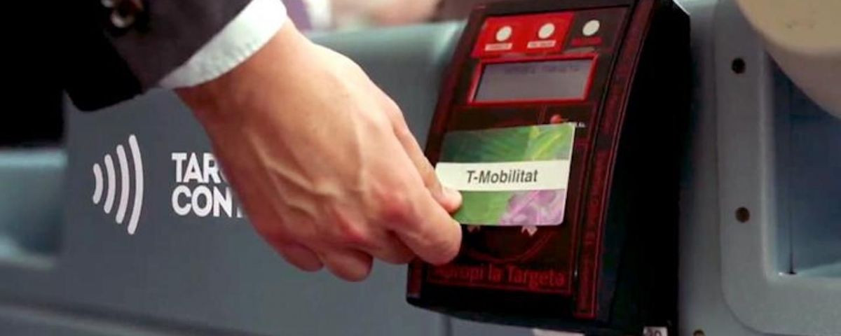 Un usuario utiliza una T-Mobilitat / ATM