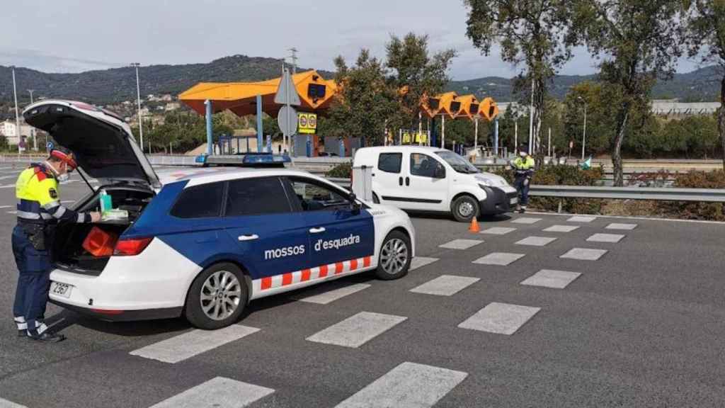 Un control de los Mossos en un peaje de Barcelona / EUROPA PRESS