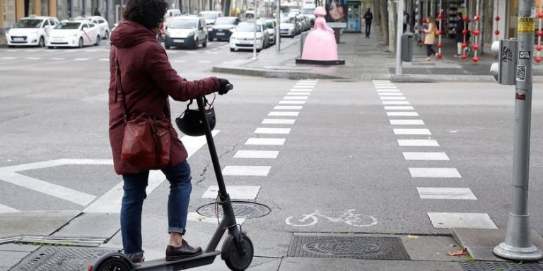 Usuaria de un patinete eléctrico en Barcelona / EFE