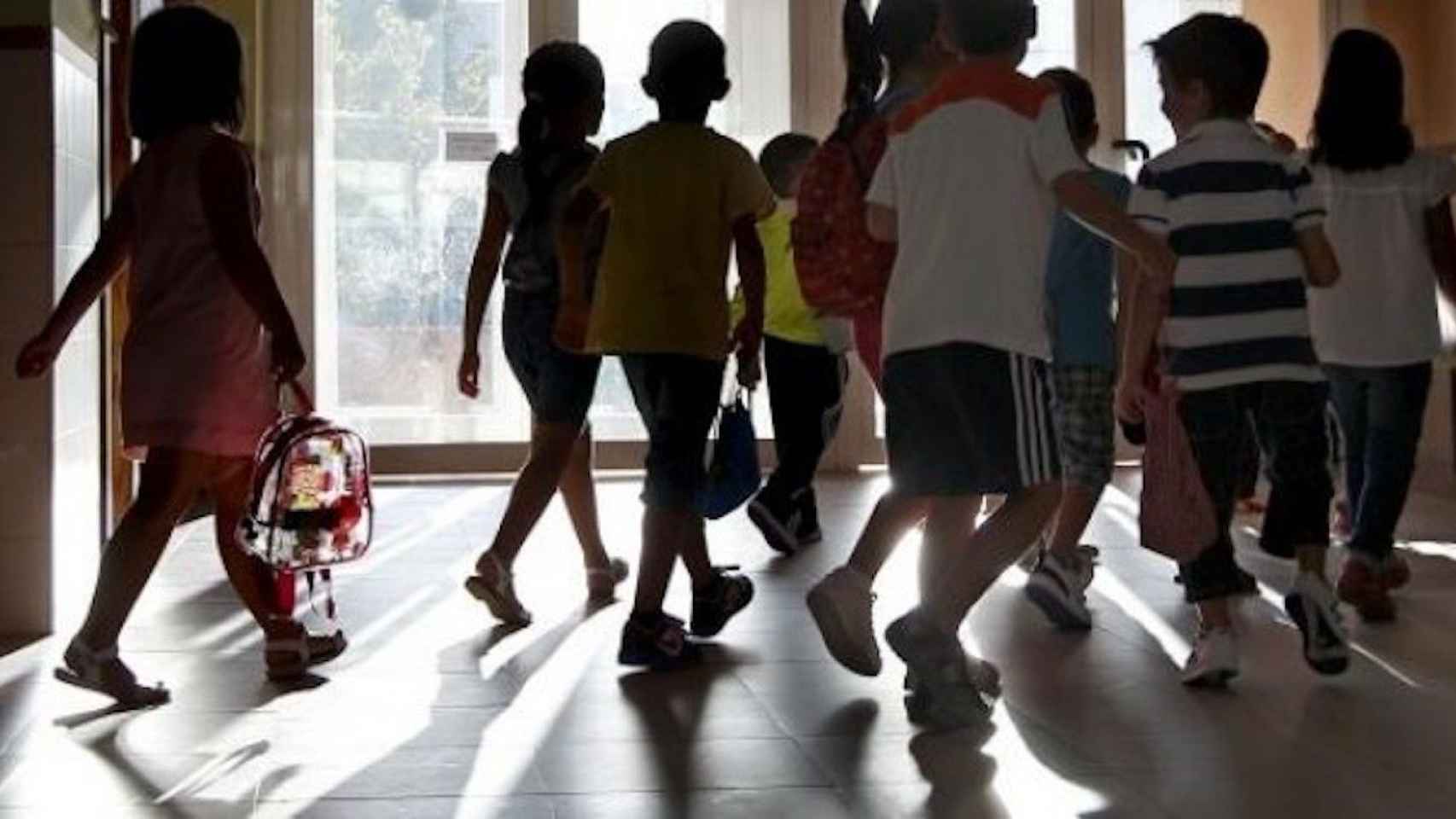 Niños y niñas saliendo de un colegio