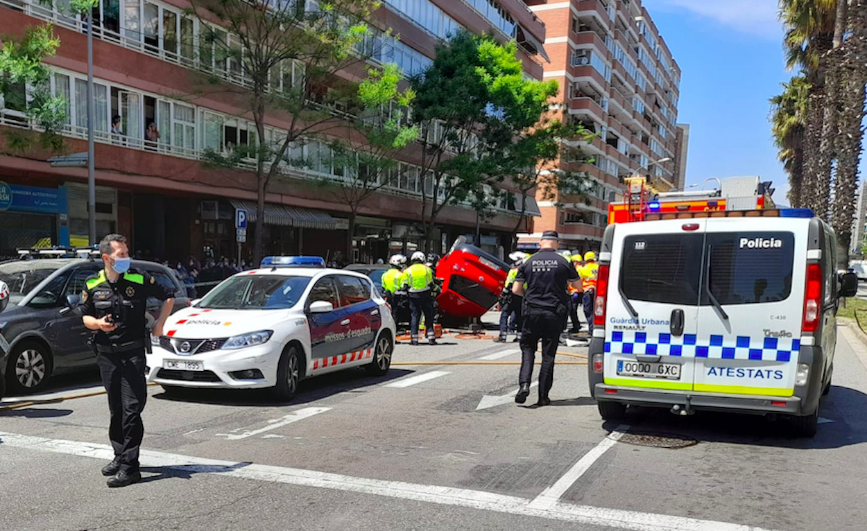 Coche volcado en un espectacular accidente producido en la Zona Franca / TWITTER - Guardia Urbana