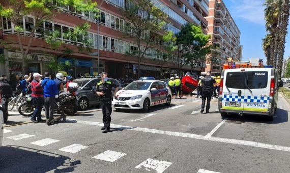 Despliegue de policías, bomberos y sanitarios en el espectacular accidente de la Zona Franca / TWITTER