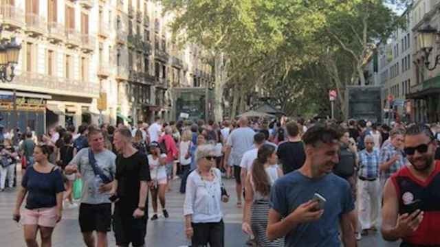 Turistas en la Rambla de Barcelona antes del estallido de la pandemia / EUROPA PRESS