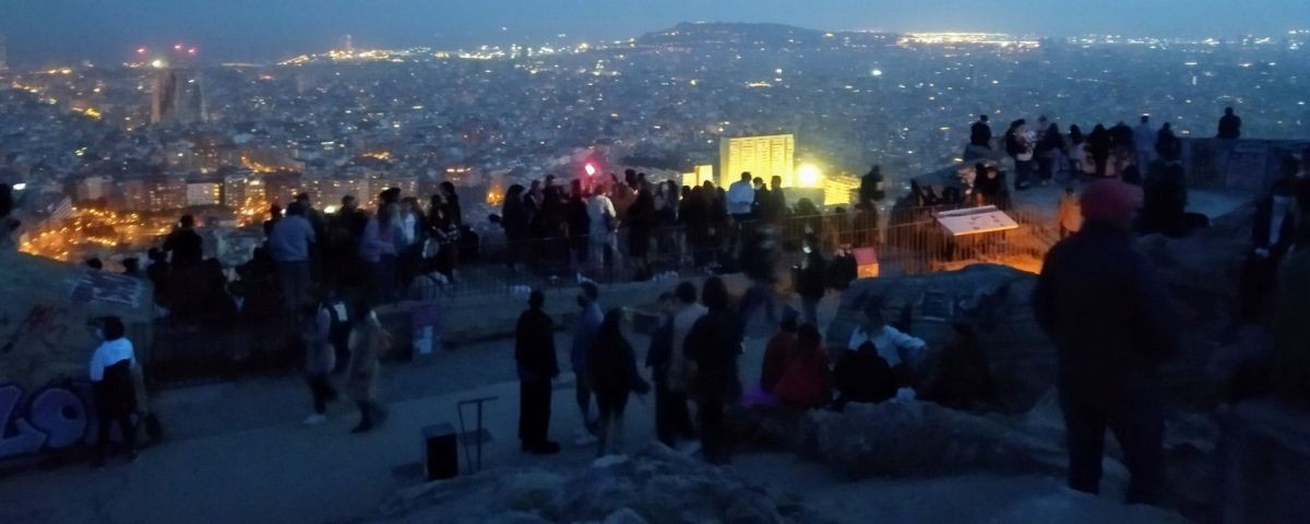 Un botellón en los búnkeres del Turó de la Rovira, este invierno / METRÓPOLI - JORDI SUBIRANA