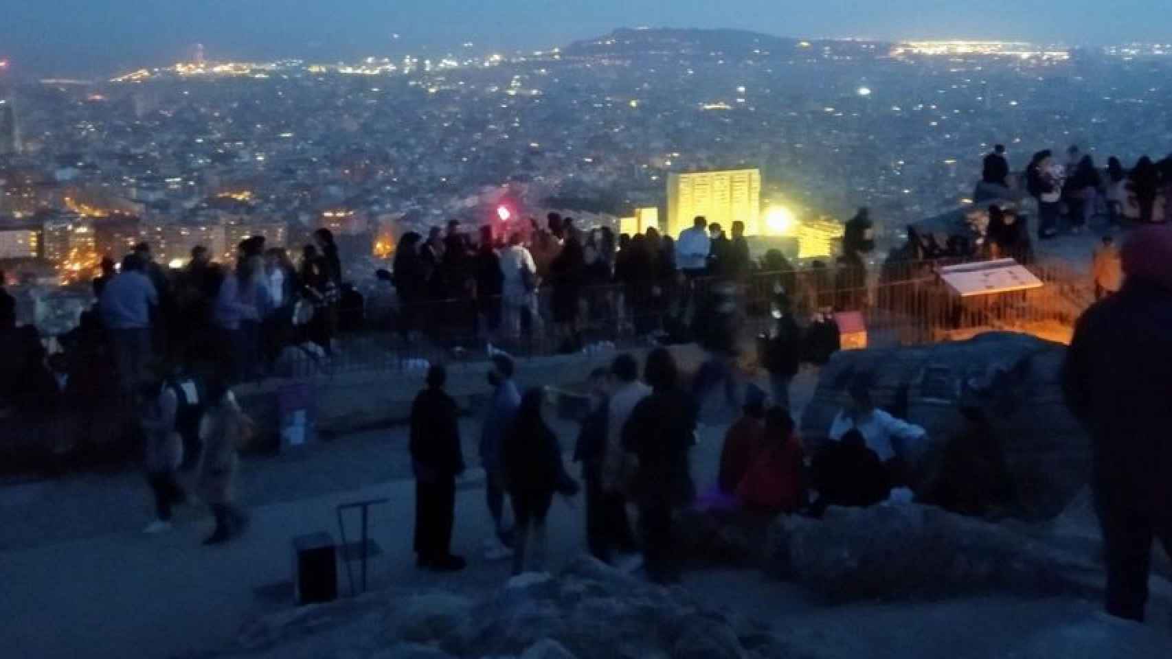 Un botellón en los búnkeres del Turó de la Rovira, este invierno / METRÓPOLI - JORDI SUBIRANA