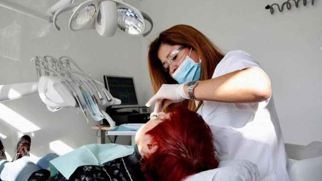 Una paciente en un dentista municipal / AYUNTAMIENTO DE BARCELONA