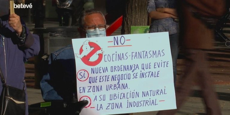 Un vecino protesta contra las cocinas fantasma en Sant Martí / BETEVÉ