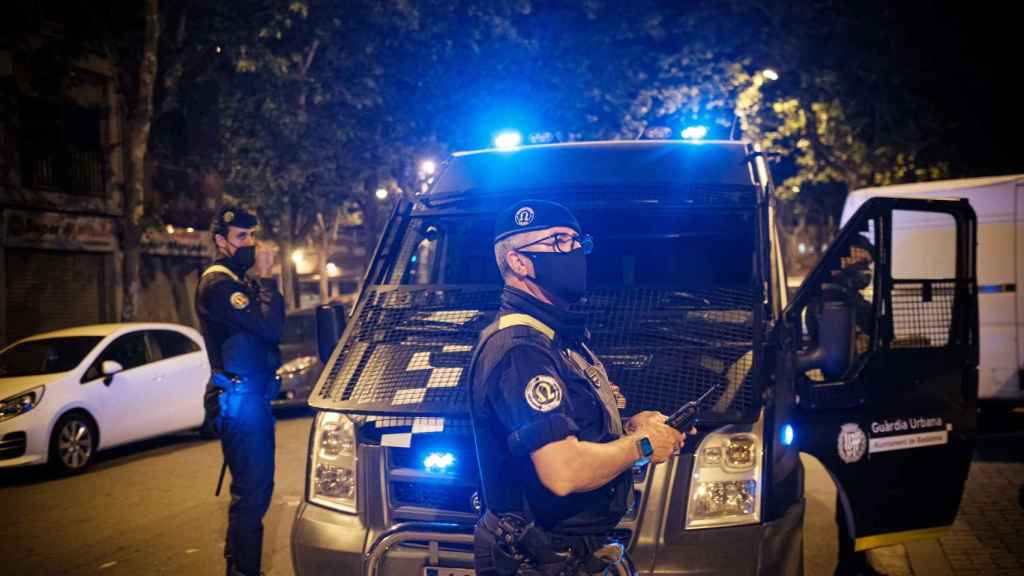 Ángel Bernal, agente de policía, da instrucciones a sus hombres durante la patrulla de este viernes / PABLO MIRANZO