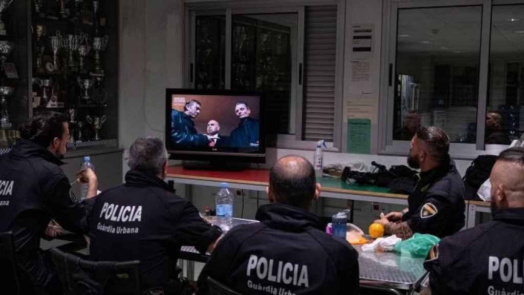 Los miembros de la Omega cenan y se toman un descanso antes de volver a su furgoneta