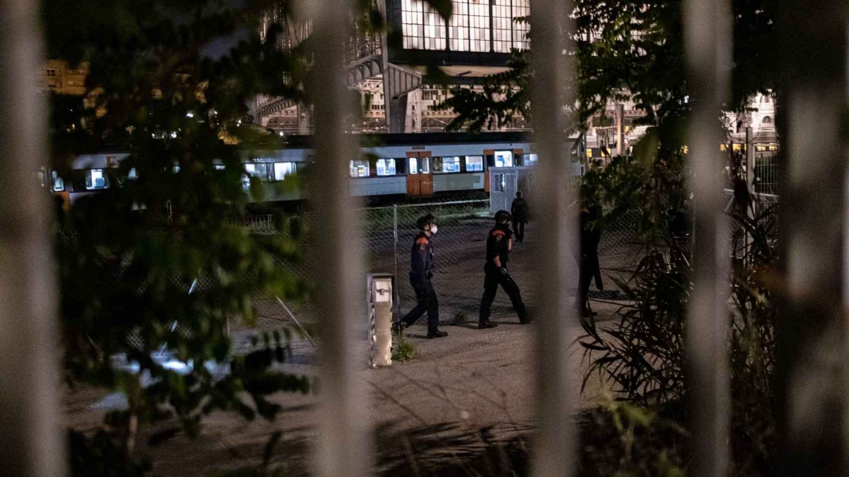 Miembros de la unidad ARRO de Mossos d'Esquadra en la estación de França este viernes / PABLO MIRANZO