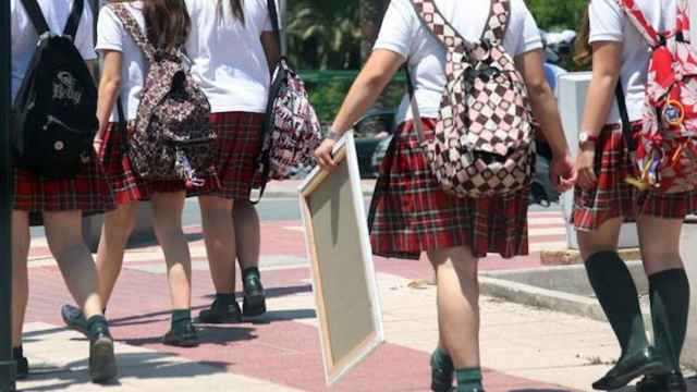 Niñas con uniforme salen del colegio / EUROPA PRESS