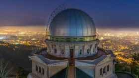 El Observatori Fabra, bajo el cielo de Barcelona por la noche / ALFONS PUERTAS