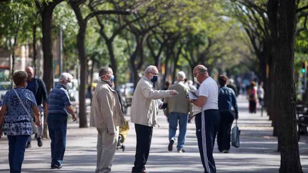 Barceloneses con mascarilla en la rambla Guipúscoa / EFE