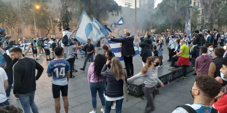 Imágenes de la celebración perica en plaza Universitat / CEDIDA