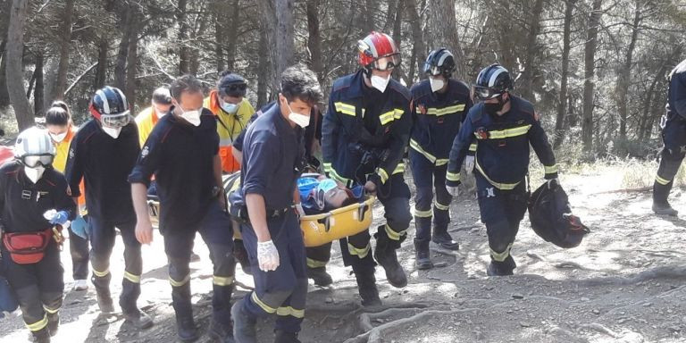 Bomberos trasladan en camilla al ciclista herido / BOMBERS DE BARCELONA