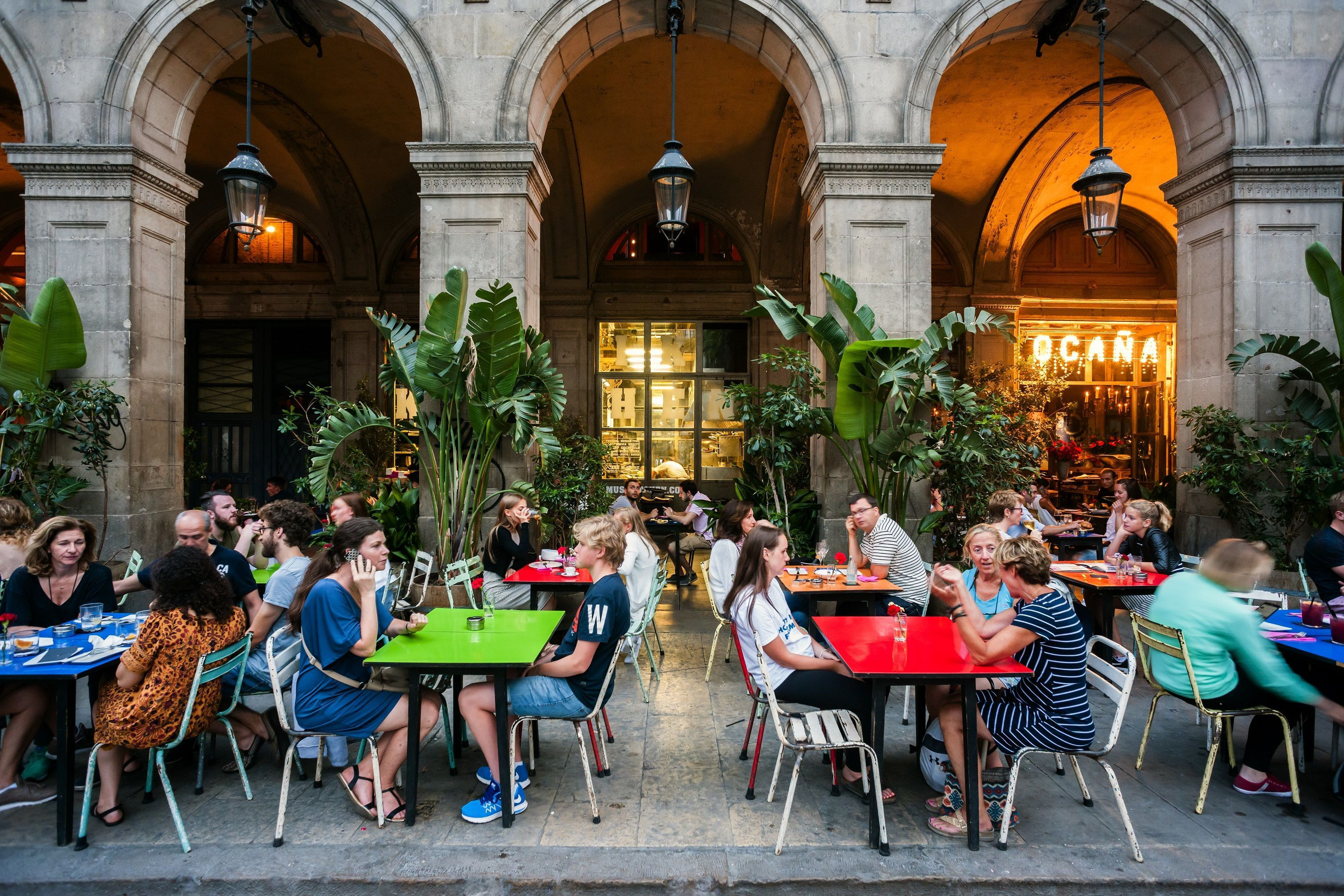 Varias personas en una terraza de la Plaza Reial / PINTEREST