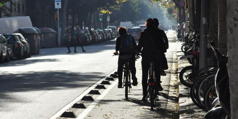 Pivotes de goma delimitan el carril bici / AYUNTAMIENTO DE BARCELONA