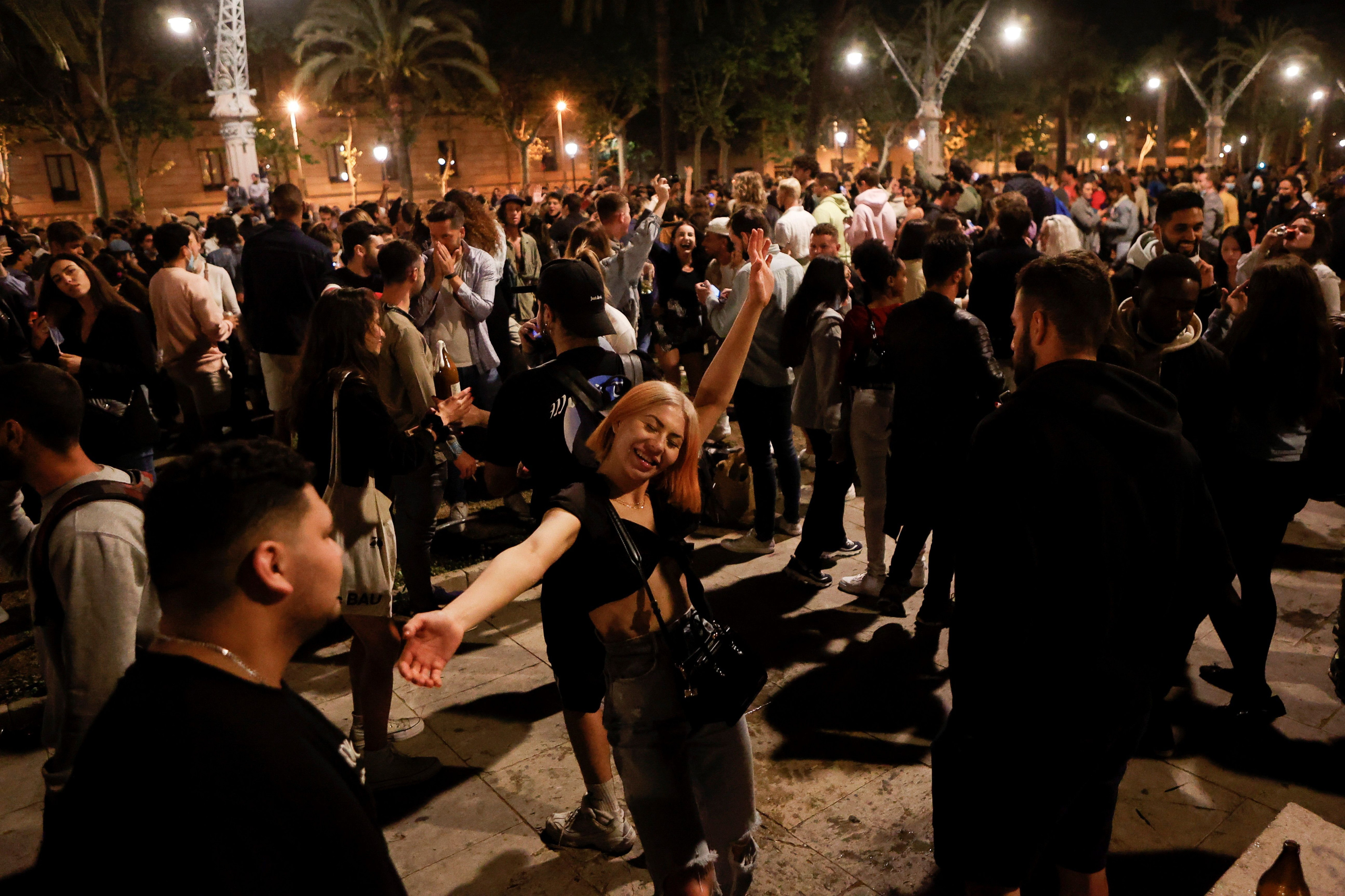 Imagen del Passeig Lluis Companys de Barcelona donde cientos de personas se concentran tras el fin del estado de alarma / EFE - Quique Garcia