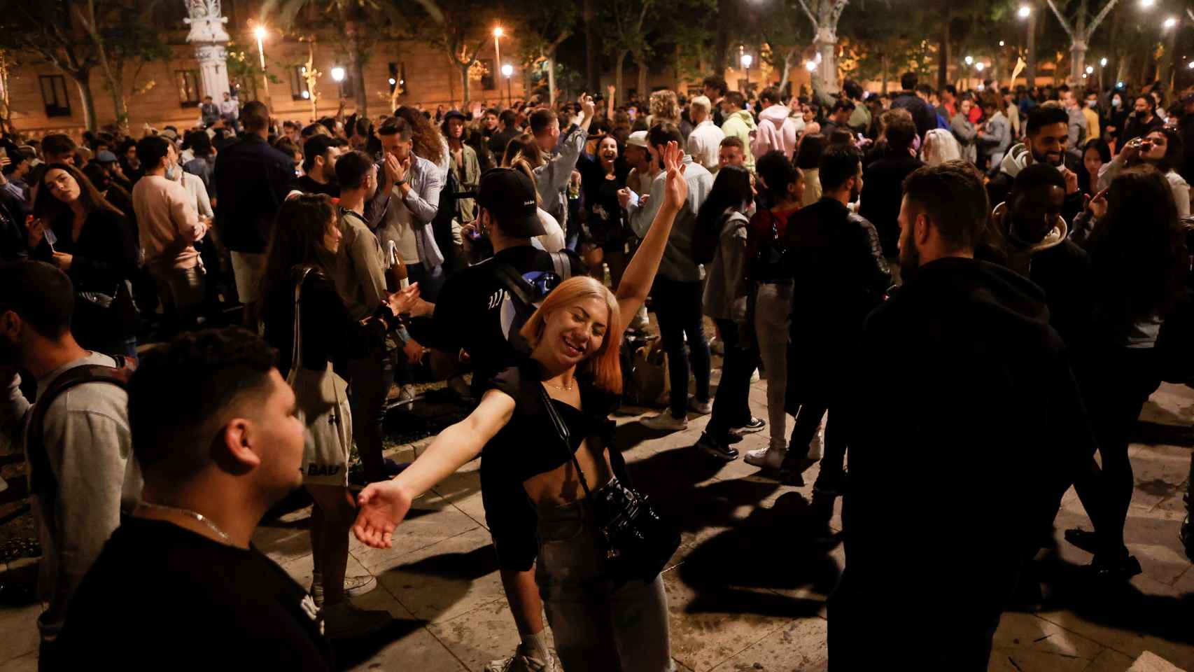 Imagen del Passeig Lluis Companys de Barcelona donde cientos de personas de concentran tras el fin del estado de alarma / EFE - Quique Garcia.