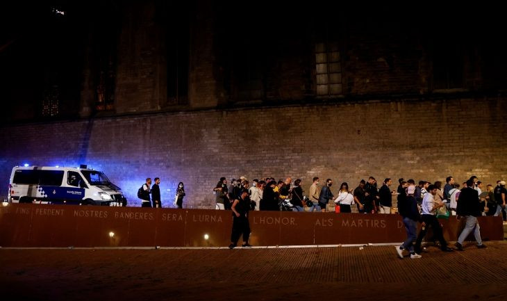 Agentes de la Guardia Urbana desalojan el Paseo del Born de Barcelona / EFE - Quique García