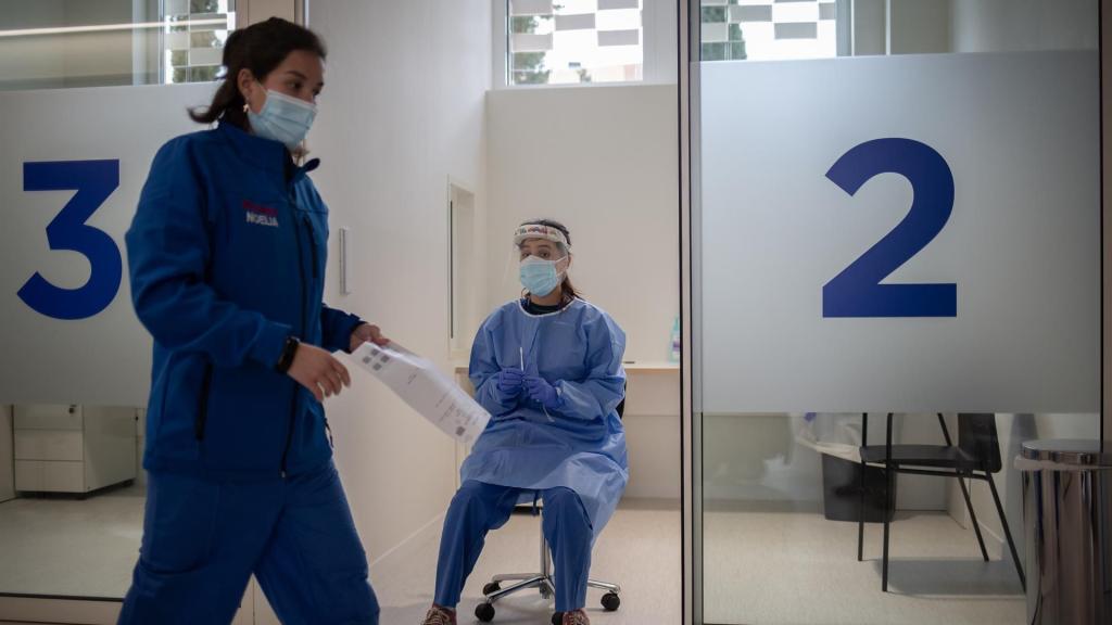 Dos profesionales sanitarios, en el edificio Garbí-Vall d'Hebrón, en Barcelona