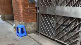 La entrada del edificio de la calle de Om, estrechamente vigilada por los traficantes / CEDIDA