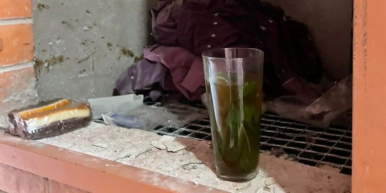 Un mojito y otros objetos de los okupas en un espacio común del edificio / CEDIDA