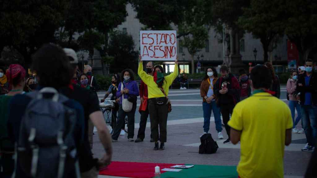 Unas cincuenta personas se concentran en la plaza Catalunya de Barcelona en solidaridad con Colombia / DAVID ZORRAKINO - EUROPA PRESS