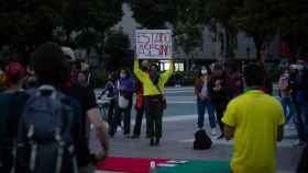 Unas cincuenta personas se concentran en la plaza Catalunya de Barcelona en solidaridad con Colombia / DAVID ZORRAKINO - EUROPA PRESS