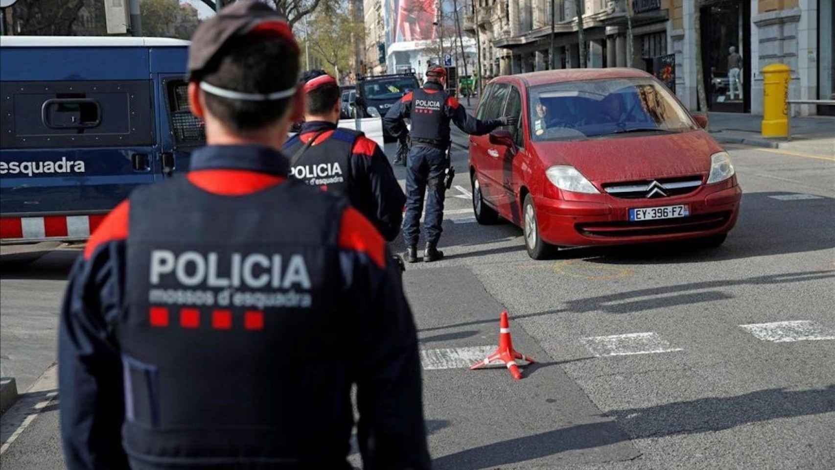 Mossos controlan que un conductor no ponga excusas para saltarse las restricciones del estado de alarma / EFE