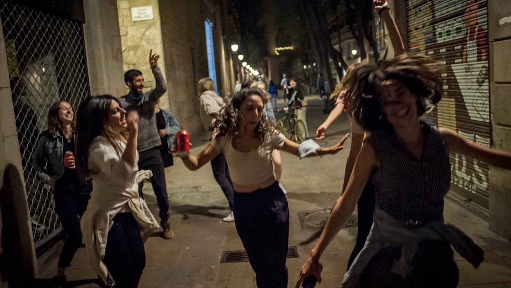 Fiesta en la calle coincidiendo con el fin del toque de queda / EUROPA PRESS