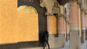 Un hombre mea frente a la tienda Loewe de paseo de Gràcia / FACEBOOK