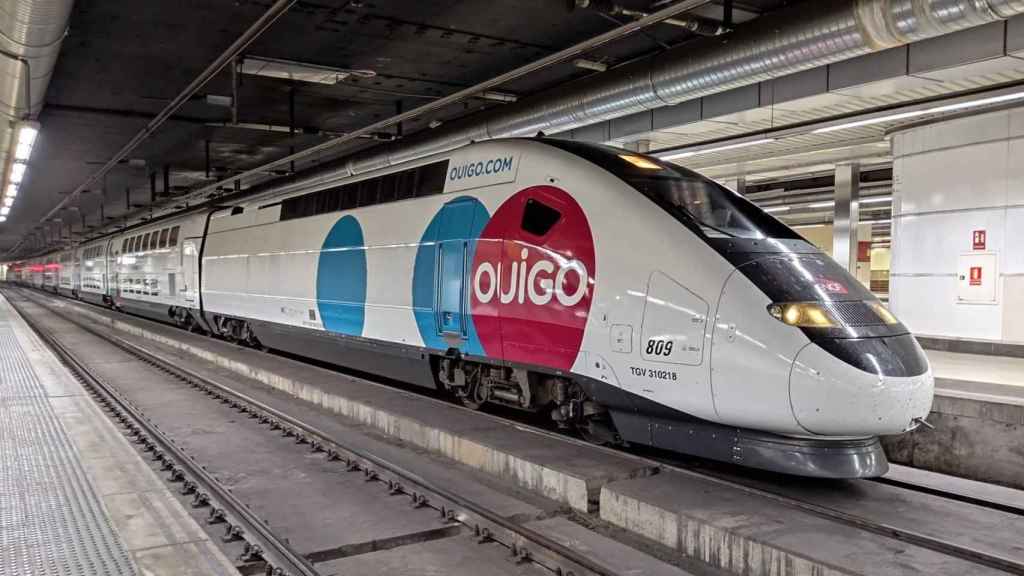 Uno de los trenes 'low cost' de alta velocidad de Ouigo a su llegada a la estación de Sants de Barcelona / ALBERT MAESTRE