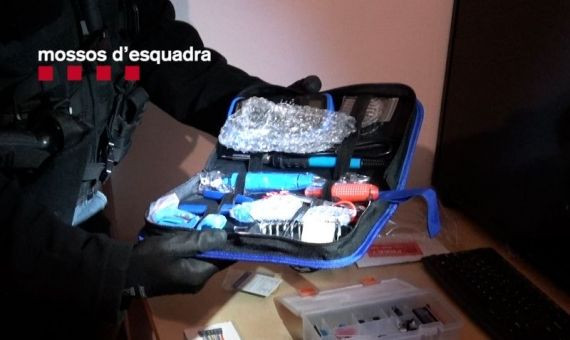 Componentes similares a los utilizados por el individuo para hacer la bomba casera / MOSSOS D'ESQUADRA