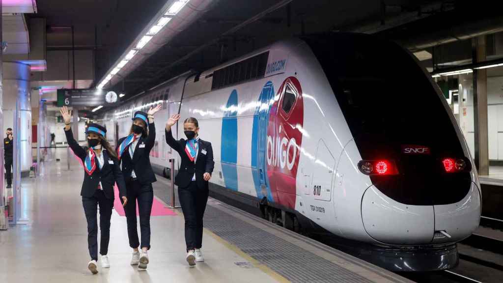 Tren de Ouigo en la estación de Sants tras su viaje inaugural / EFE